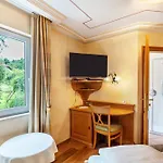 Gasthuis Wein- Und Klimahotel Bergfriedel