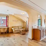 Gasthuis Wein- Und Klimahotel Bergfriedel